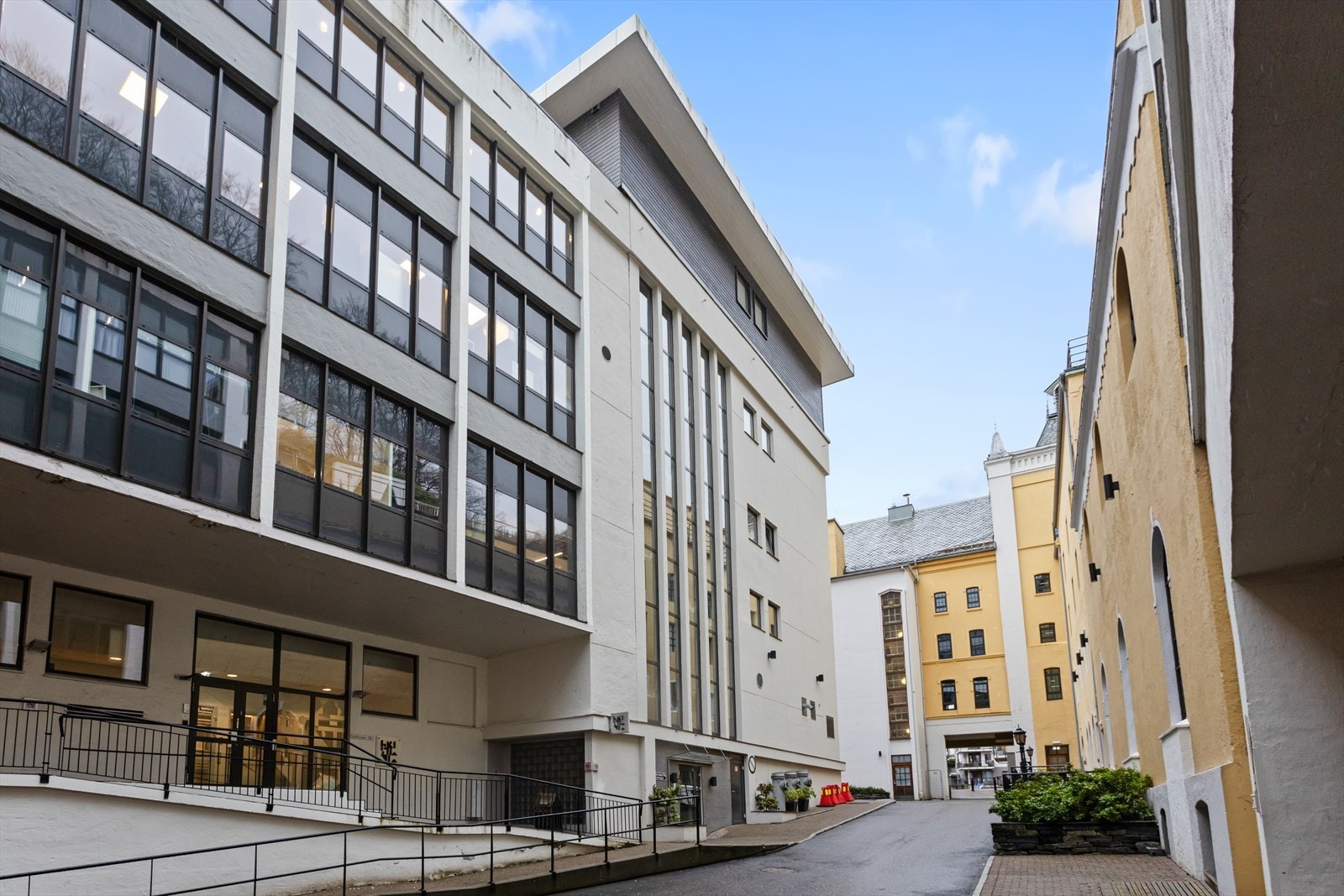 Leiligheten ligger på fasjonable Kalfaret med umiddelbar nærhet til dagligvarebutikk og busstopp. Galleribilde