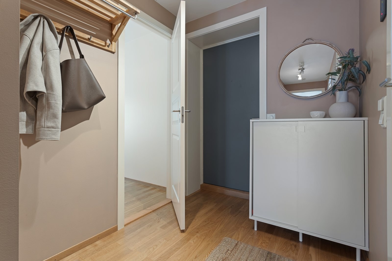 Lys og innbydende entre. Leiligheten har dørtelefon med videokamera. Galleribilde