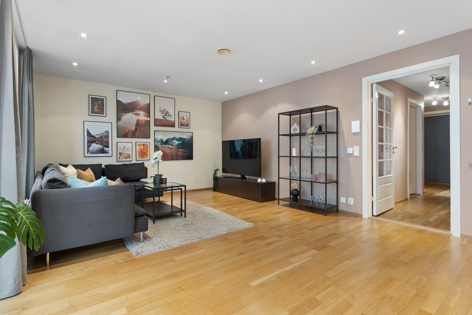 Downlights i deler av himling. Spottene er nylig skiftet. Galleribilde