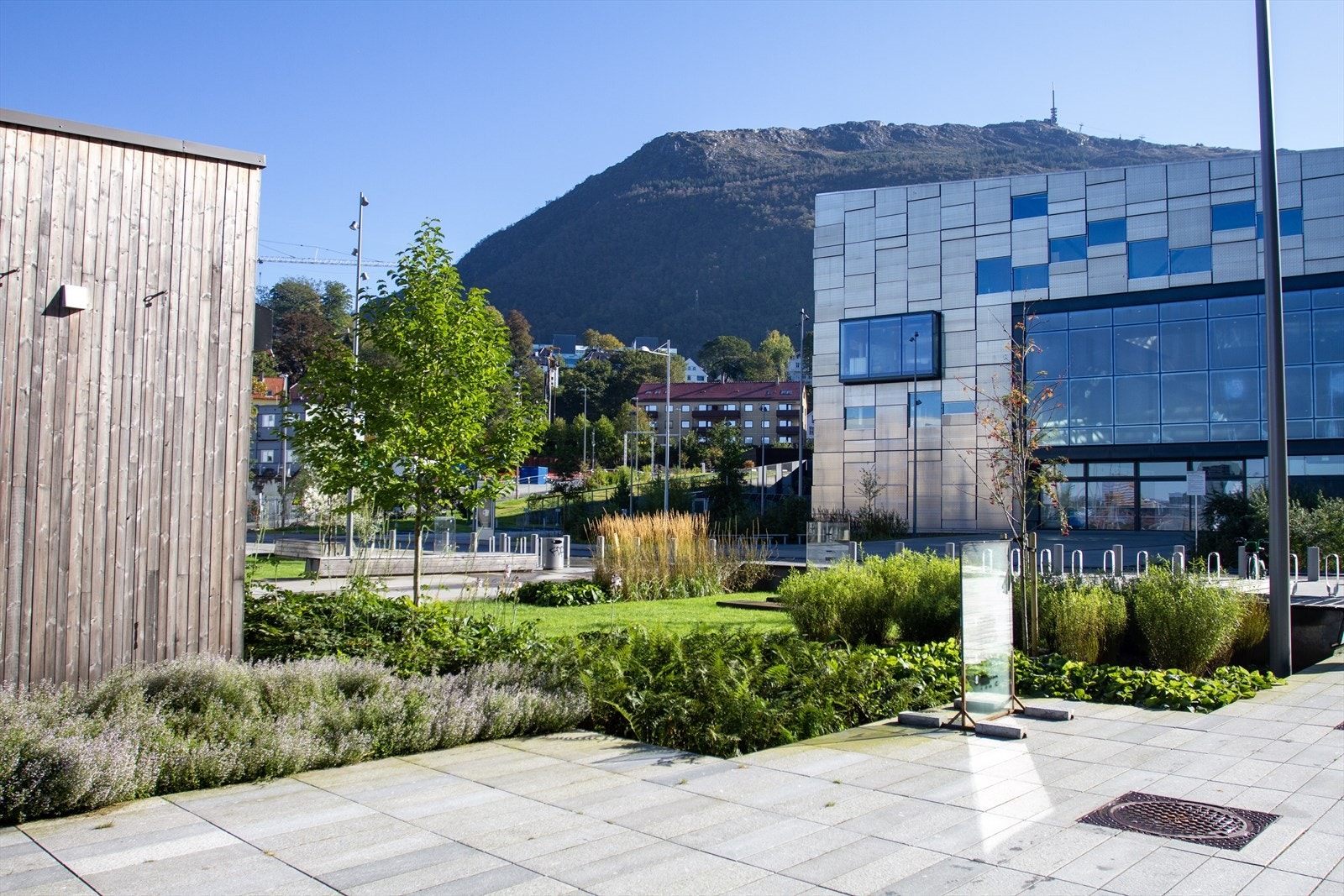 Fakultetet for kunst, musikk og design (UiB) ligger noen minutters gange unna. Galleribilde