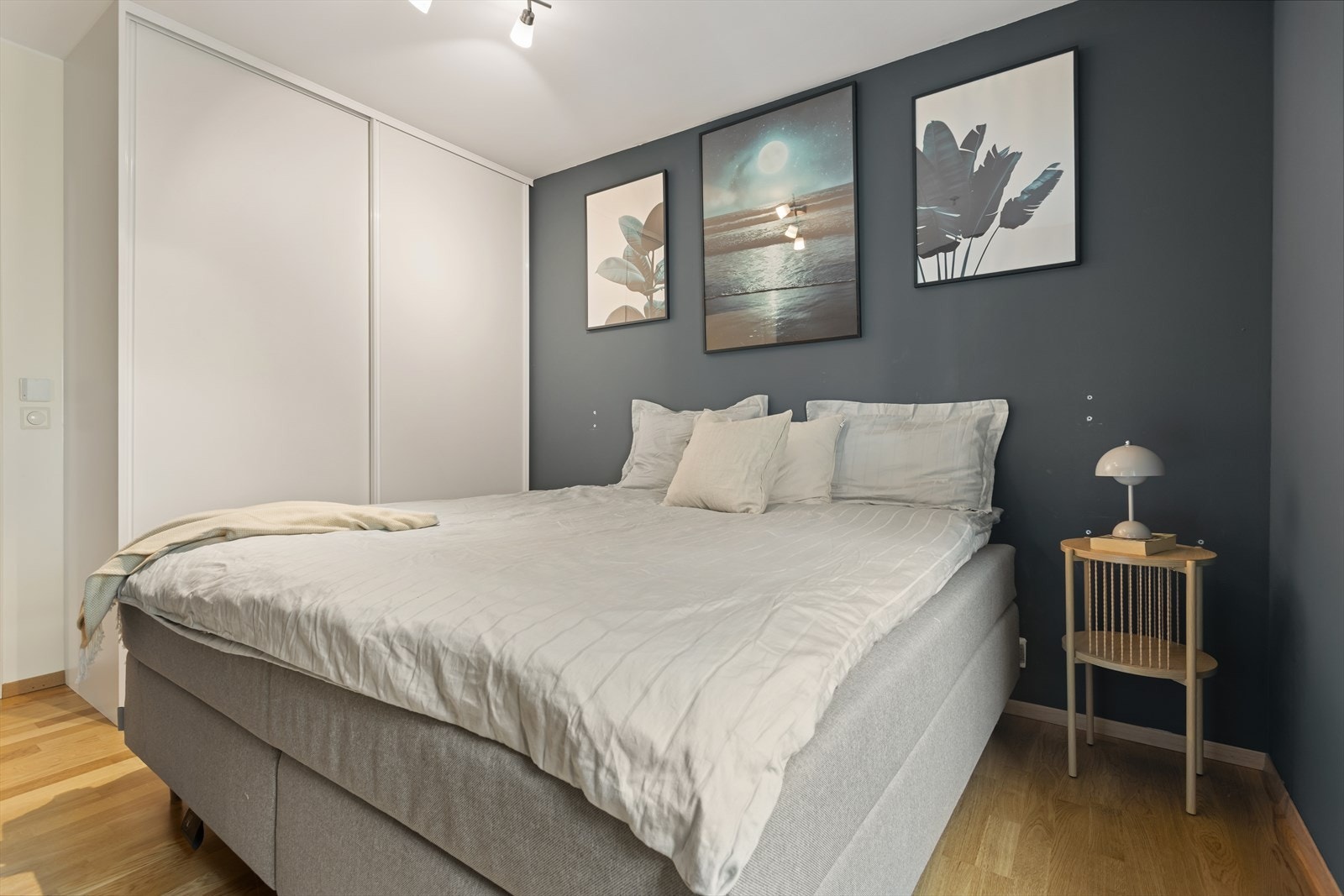 Garderobeskap på begge soverom medfølger i salget. Galleribilde