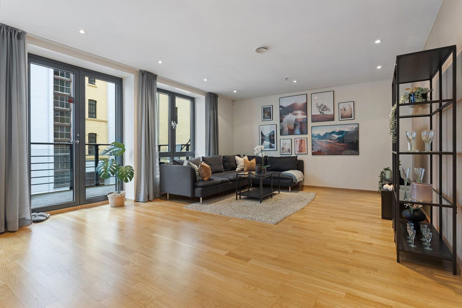 Lys og flott stue med generøse vindusflater for godt lysinnslipp. Galleribilde