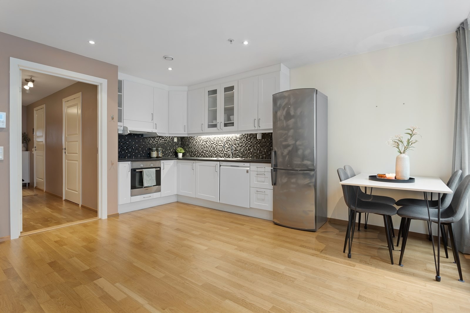 Hyggelig spiseplass ved kjøkkenet. Galleribilde