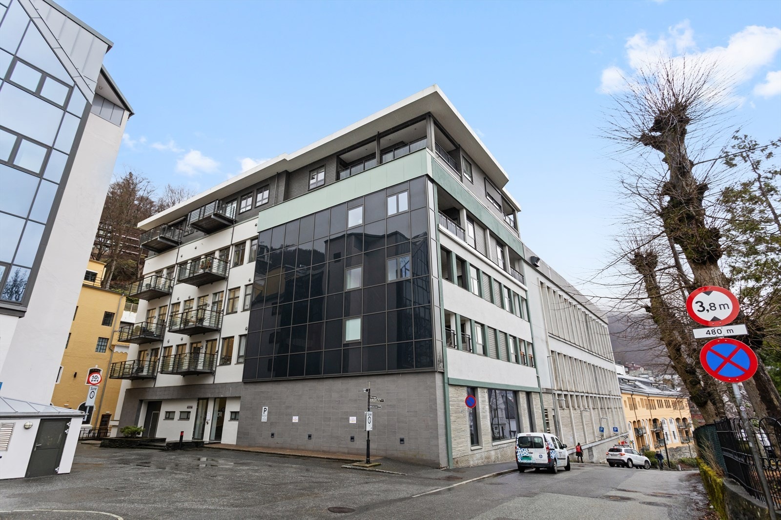 DNB Eiendom ved Kamilla Rein ønsker velkommen til Kalfarveien 74A, en attraktiv og sentrumsnær 3-roms eierleilighet fra 2009. Galleribilde