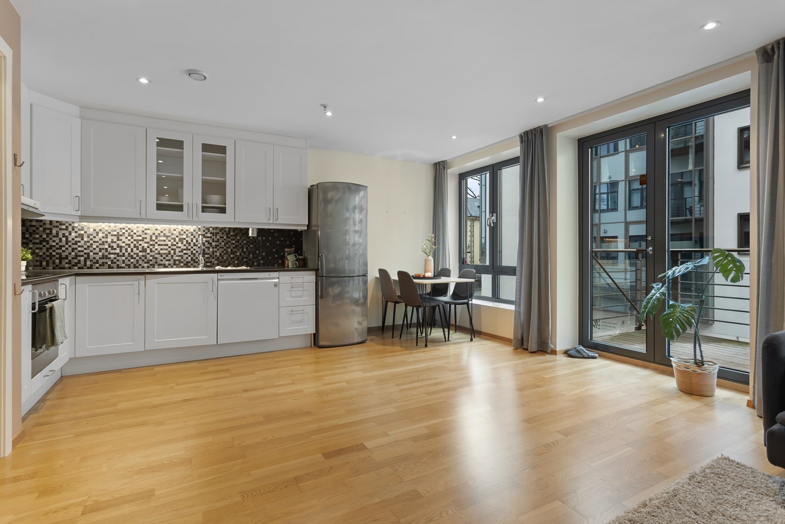 Flotte mosaikkfliser over benkeplatene tilfører kjøkkenet "det lille ekstra". Galleribilde