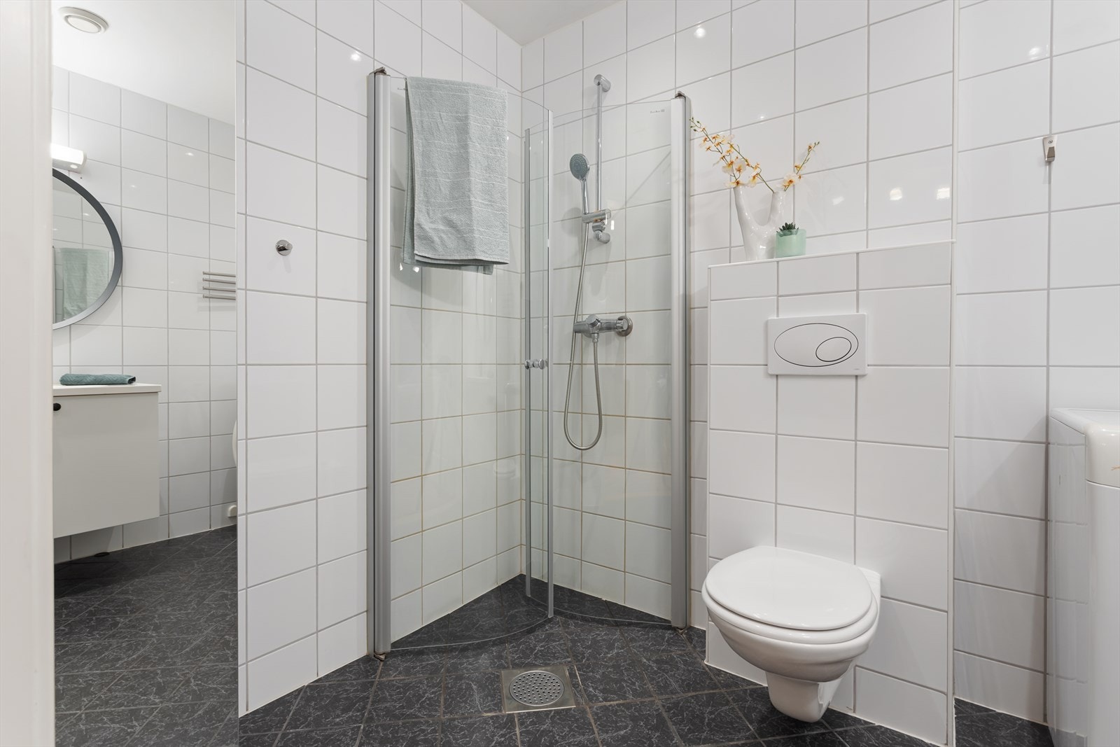 Vegghengt wc og innfellbare dusjvegger gjør renholdet enklere. Galleribilde