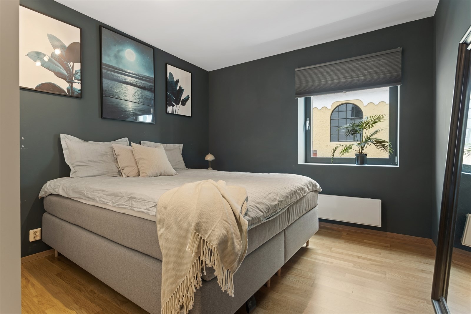 Leiligheten har 2 pene soverom. Hovedsoverommet har god plass til dobbeltseng og sidebord. Galleribilde