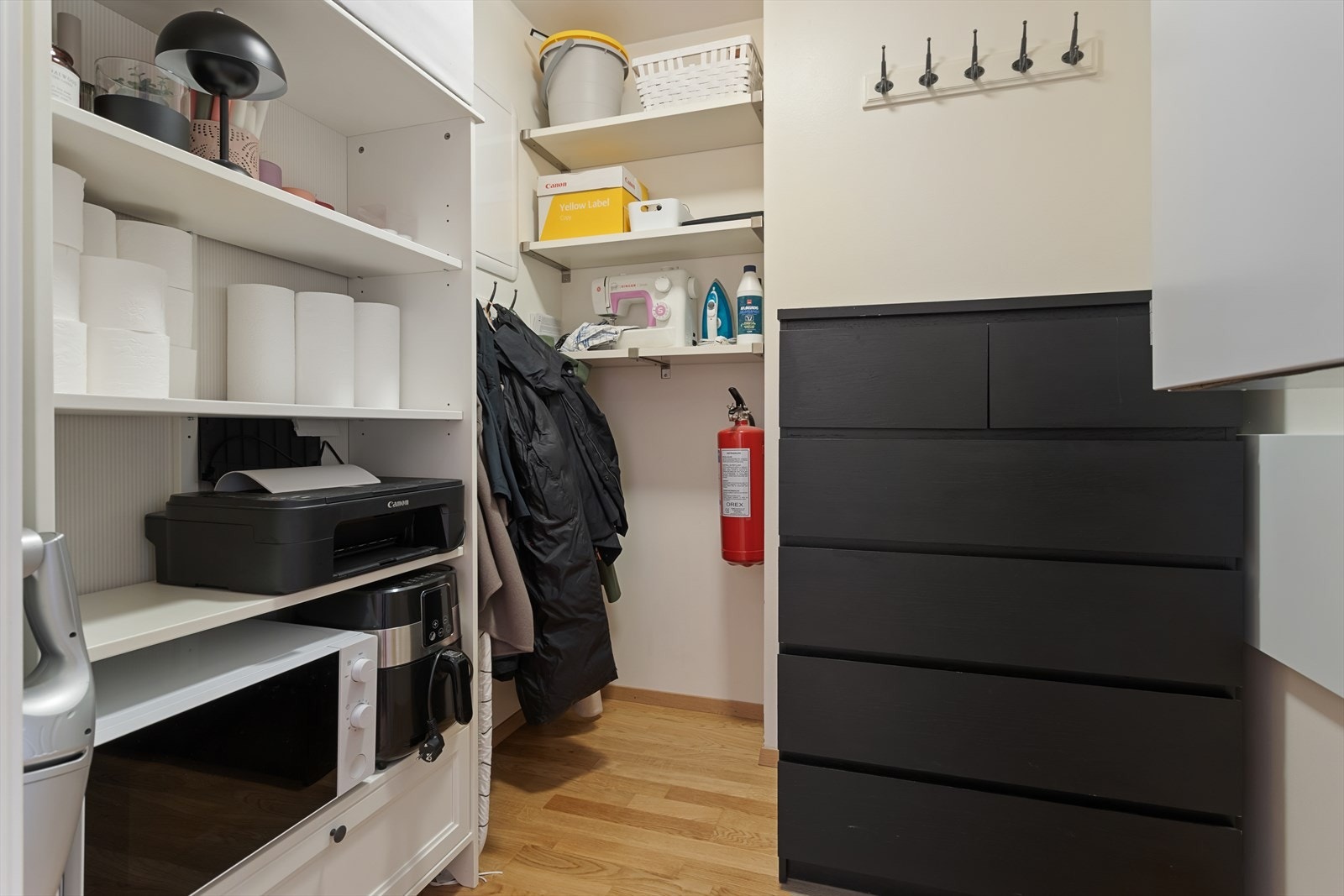 God lagringsplass med 2 boder. Den ene er i leiligheten, mens den andre er i felles bodavdeling på samme etasjeplan. Galleribilde