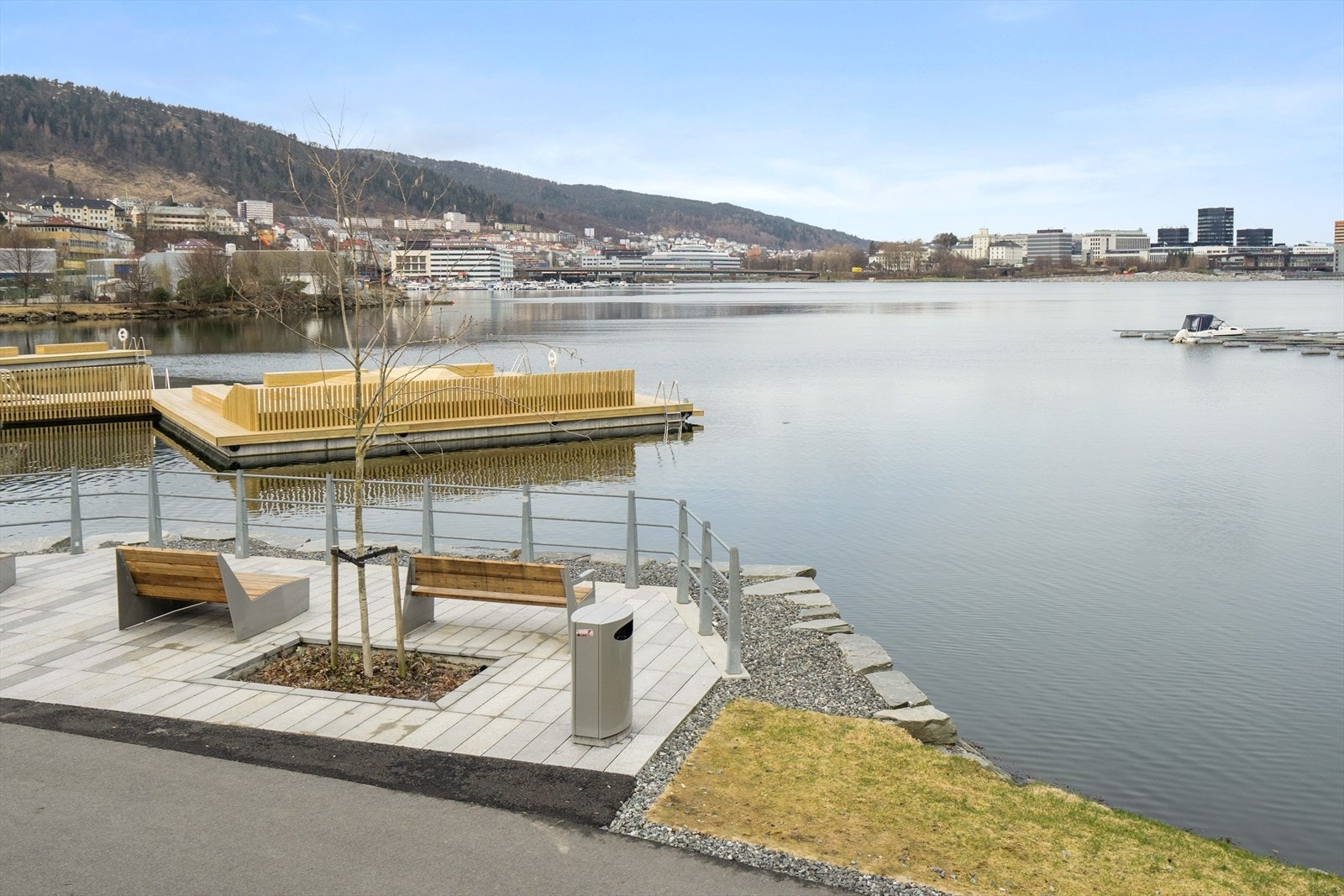 Ved Store Lungegårdsvann er det etablert en flott badebrygge. Gangveien rundt vannet er også populær blant mosjonister. Galleribilde