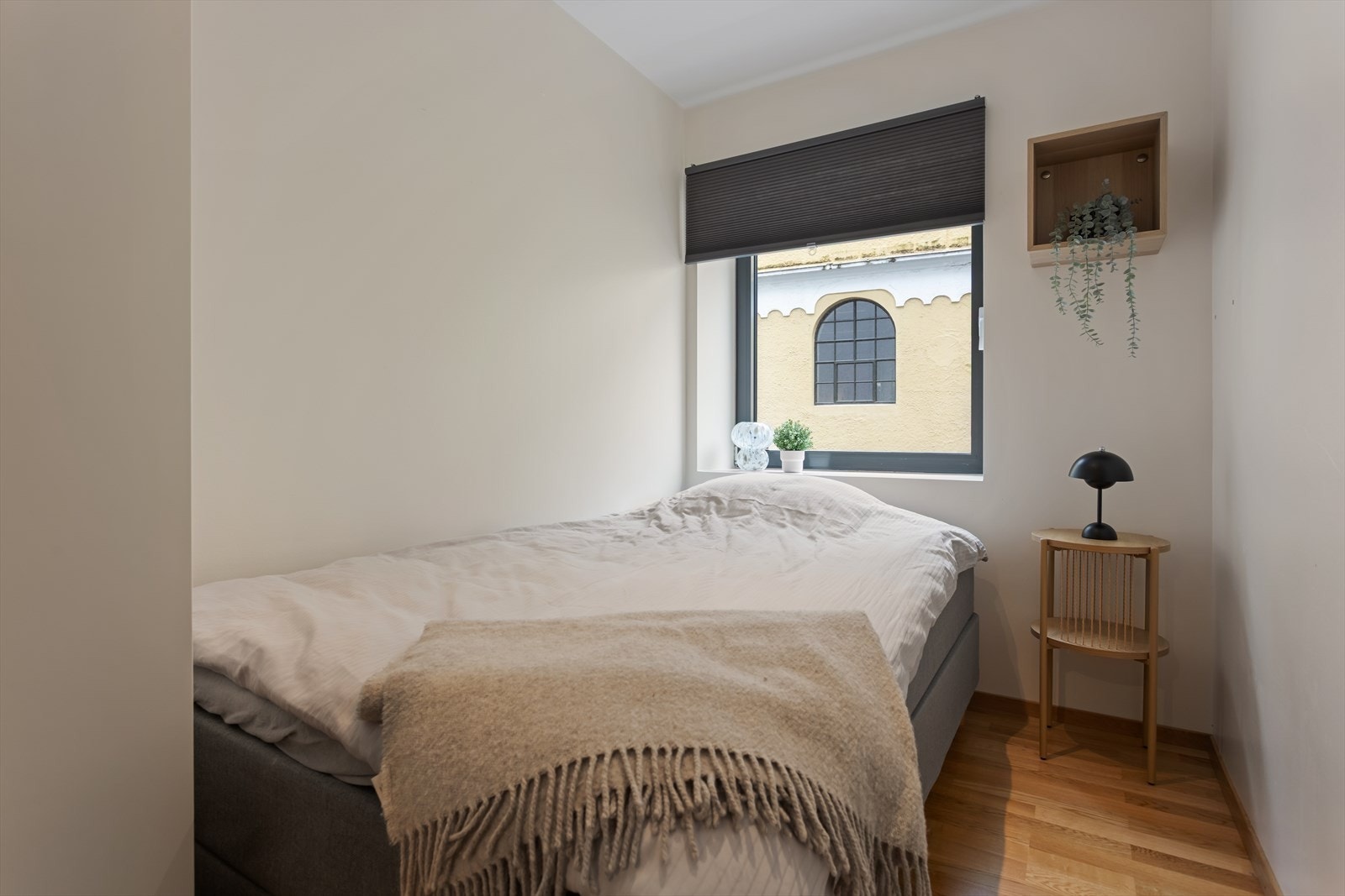 Lyst og pent gjesterom/barnerom. Galleribilde