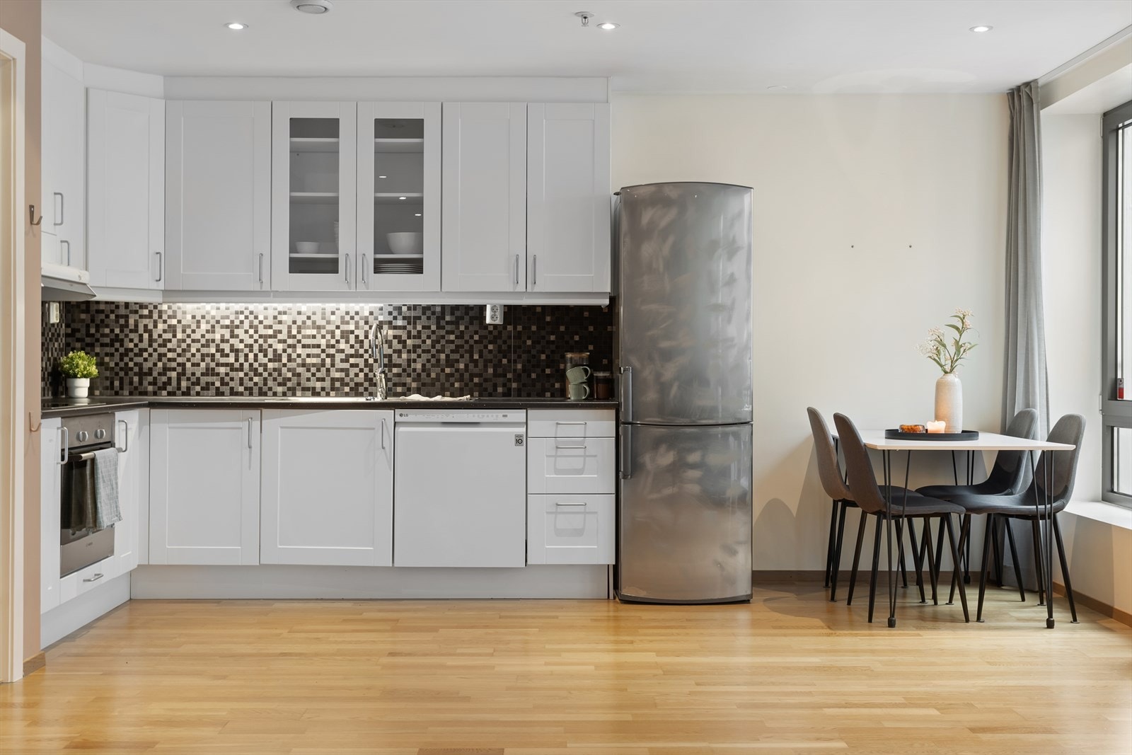 Hvitevarer på kjøkken medfølger og inkluderer kjøl/fryseskap, oppvaskmaskin, stekeovn og platetopp. Galleribilde