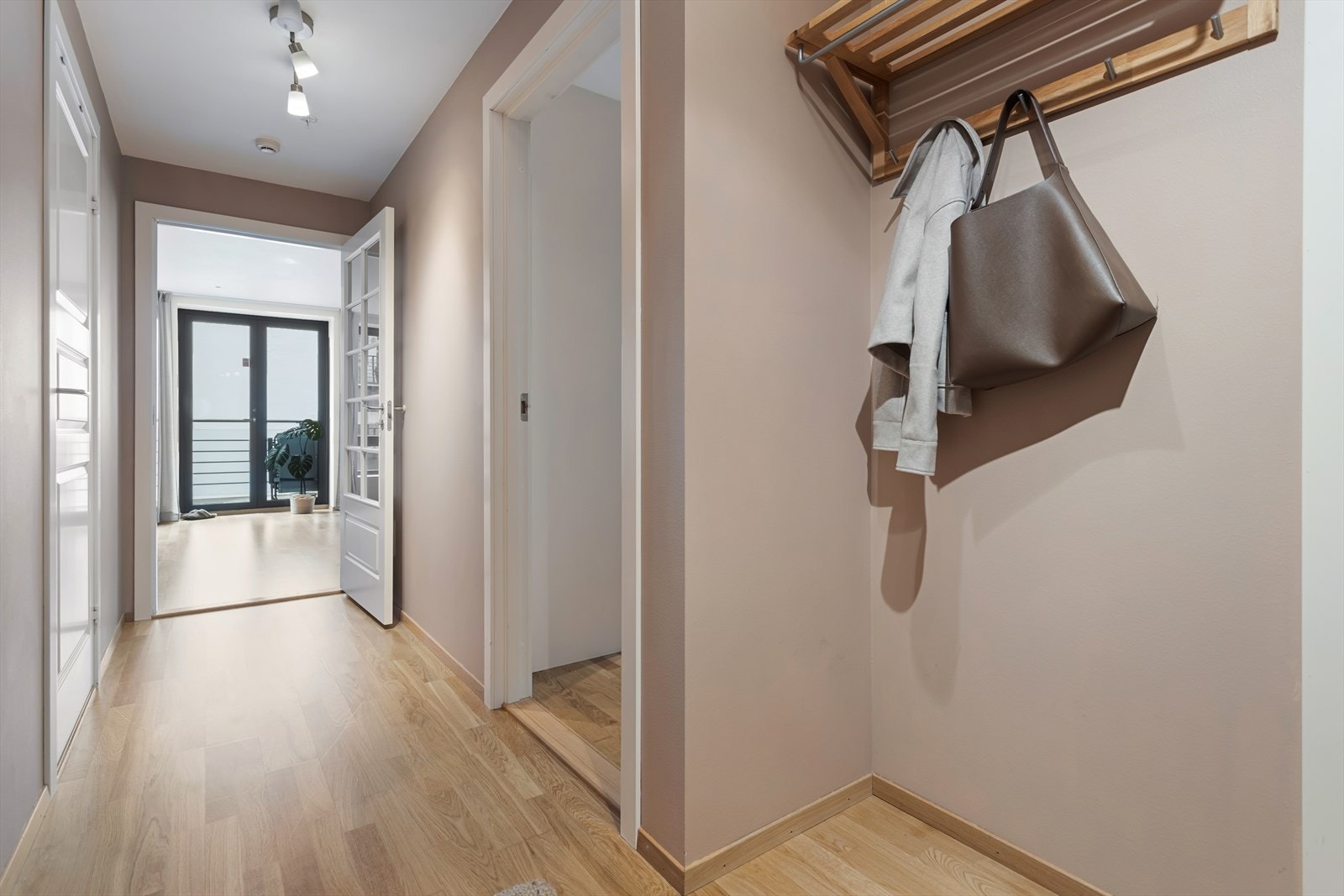 Veggmontert knaggrekke til ytterklær. Her er det også plass til skohylle. Galleribilde