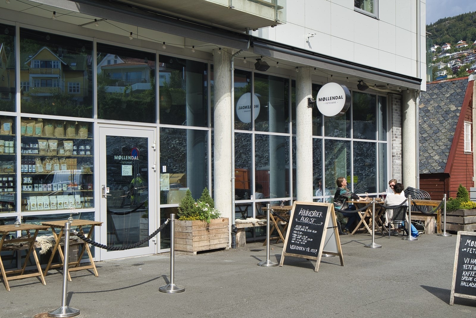 Nærmiljøet byr på flere koselige spisesteder, blant annet Møllendal Fetevare. Galleribilde