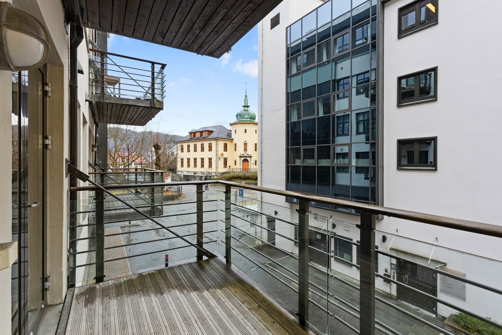 Leiligheten har en nordvestvendt balkong. Her kan du nyte solen fra ettermiddag til tidlig kveld sommerstid. Galleribilde