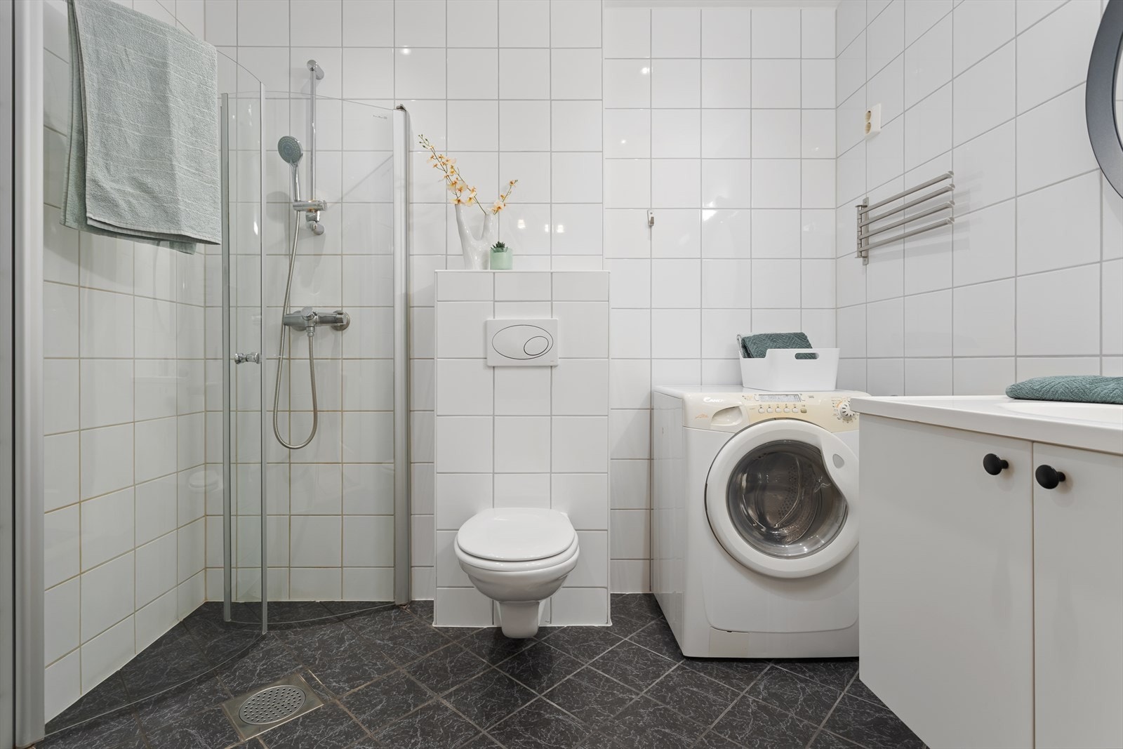 Helfliset bad med "rør-i-rør" og vannbåren gulvvarme. Galleribilde