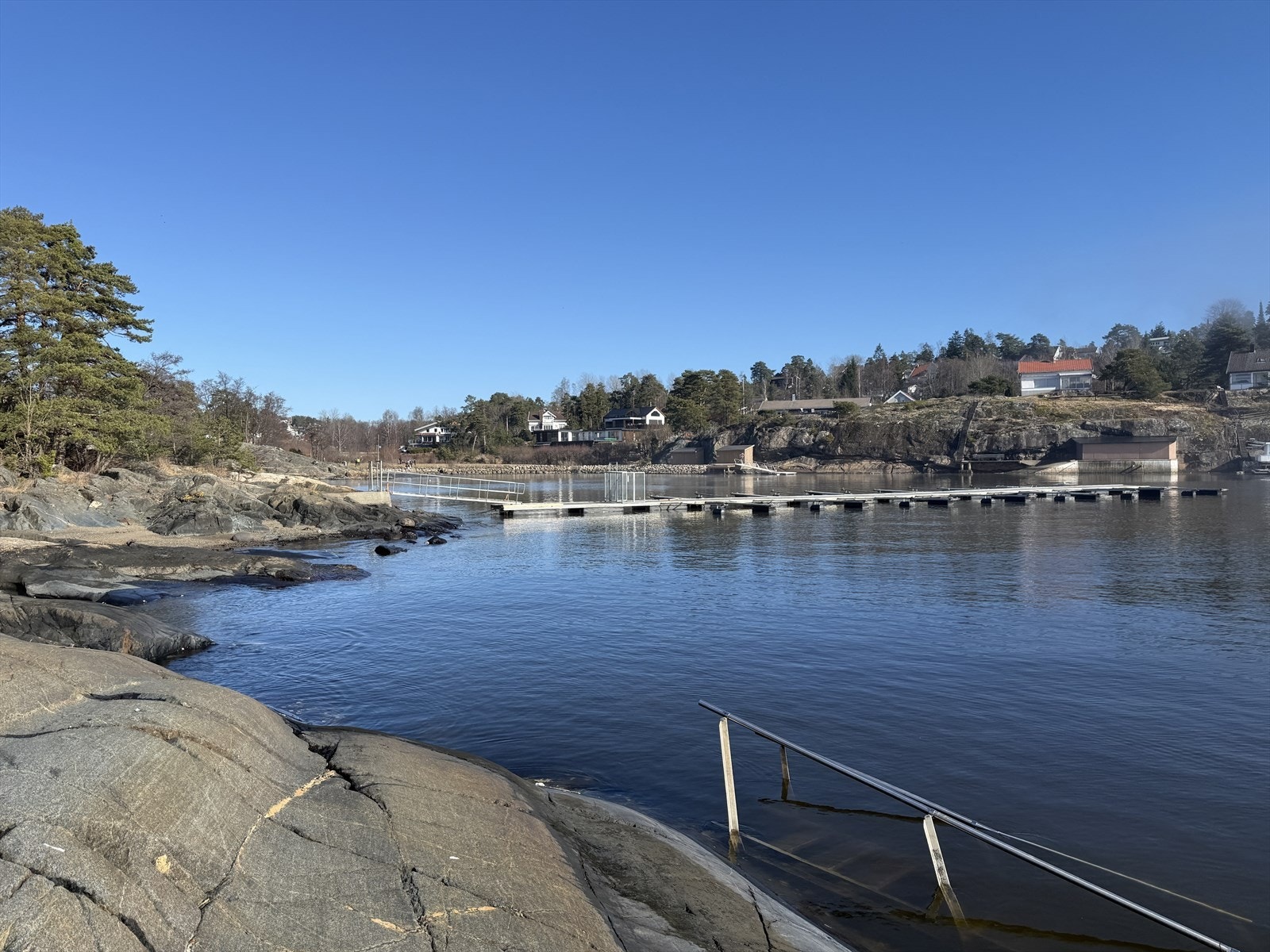Kysten ligger i nærheten av boligen og byr på flotte turmuligheter langs fjorden. Galleribilde