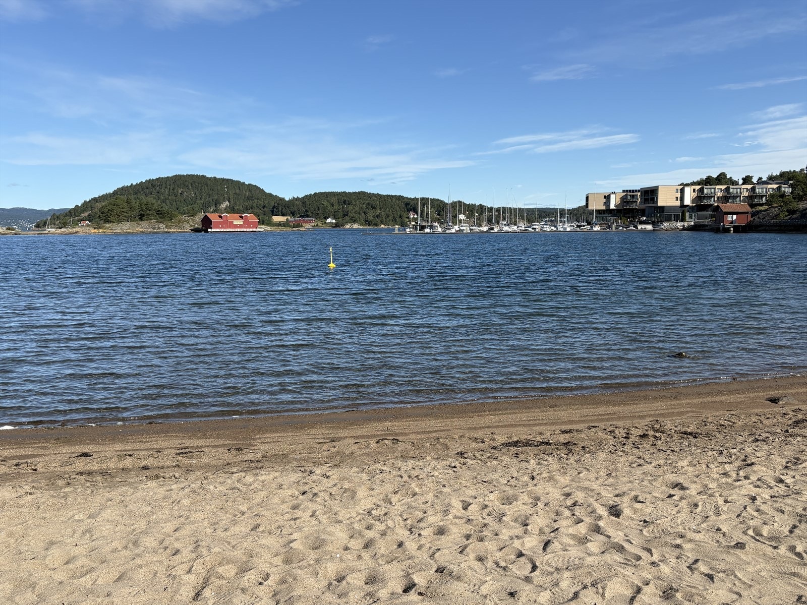 Sonstranda er en populær lokal strand med sand, gresslette og svaberg. Galleribilde