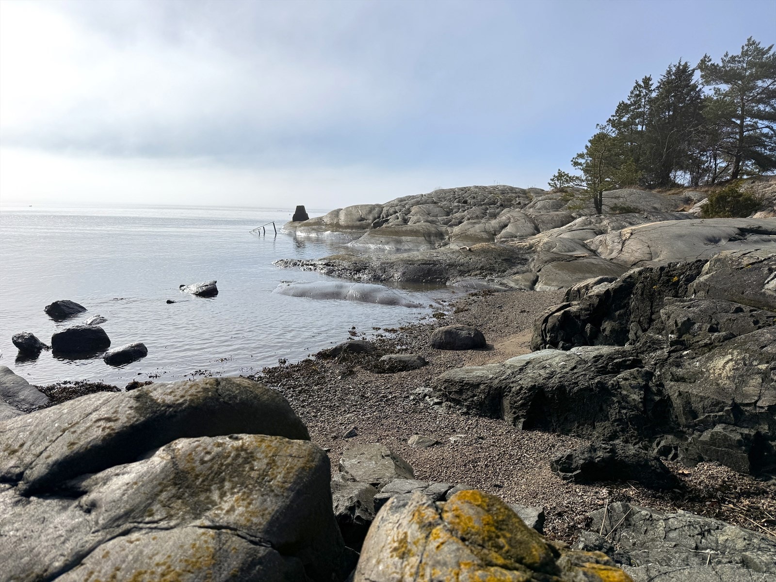 Idylliske svaberg inviterer til bading og rekreasjon. Galleribilde