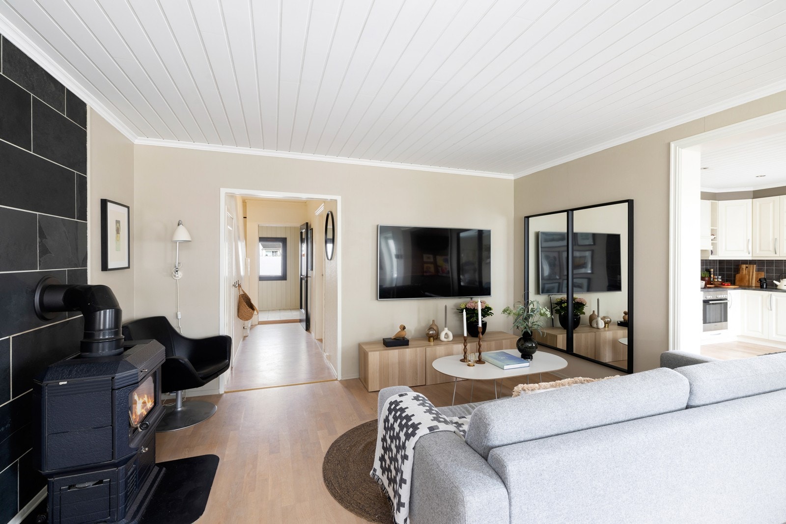 Peis i stue og god plass til både sofagruppe og spisebord. Galleribilde