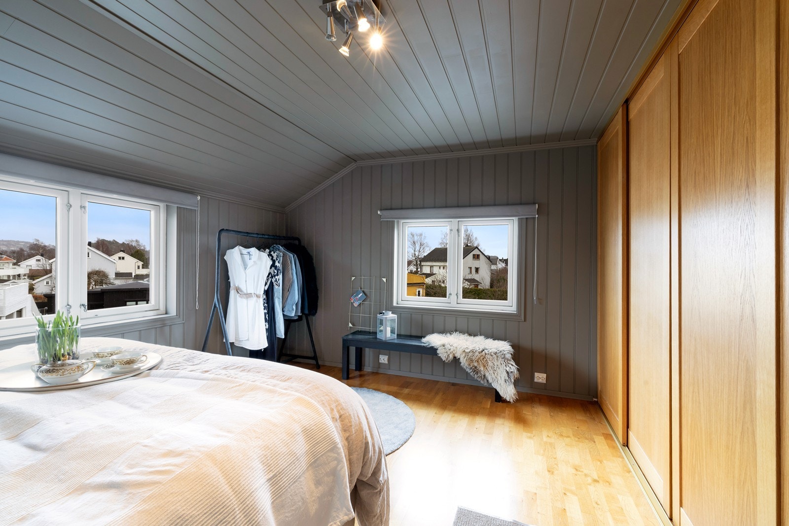 Stor skyvedørsgarderobe på soverom 2. Galleribilde