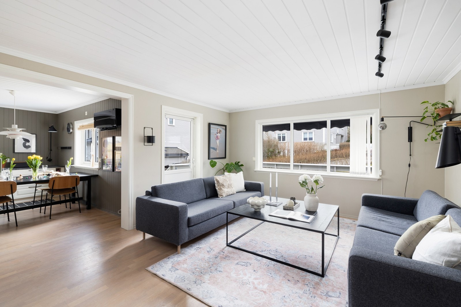 Stor stue med utgang til solrik terrasse og nedgang til hagen. Galleribilde