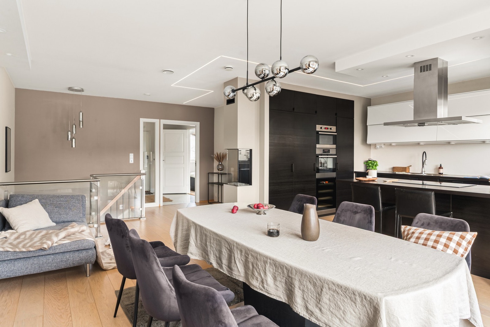 Vi beveger oss inn igjen i boligen. Galleribilde