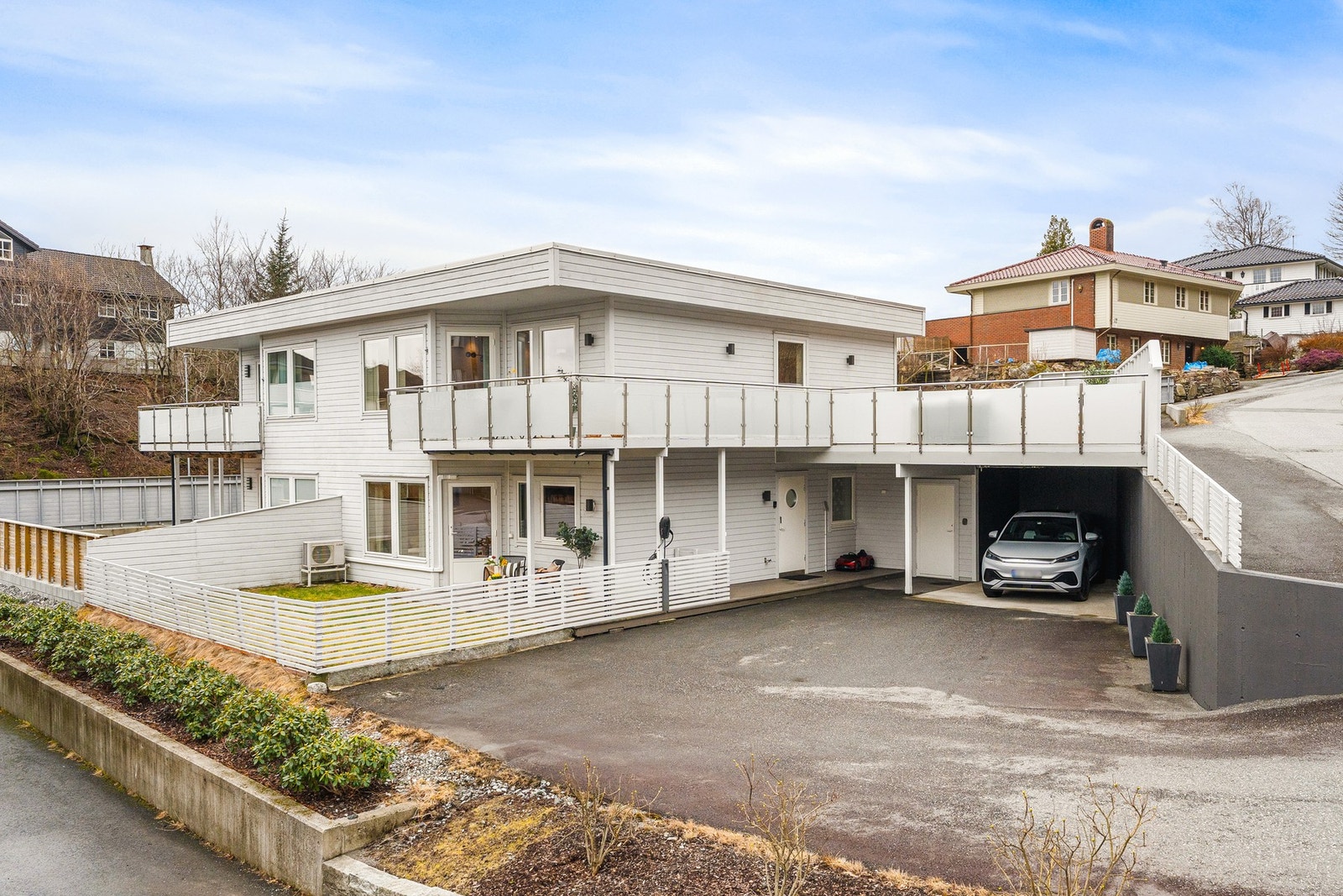 Stort uteområde og carport med elbillader. Ellers god parkeringsdekning på tomten. Galleribilde