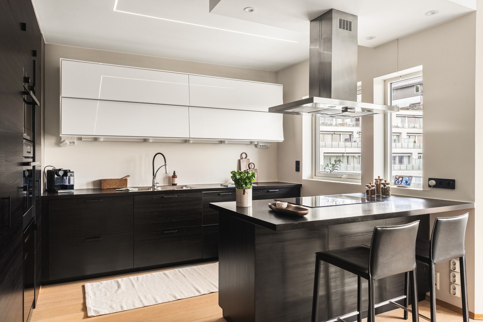 Kjøkkenøyen er et naturlig samlingspunkt i rommet. Galleribilde