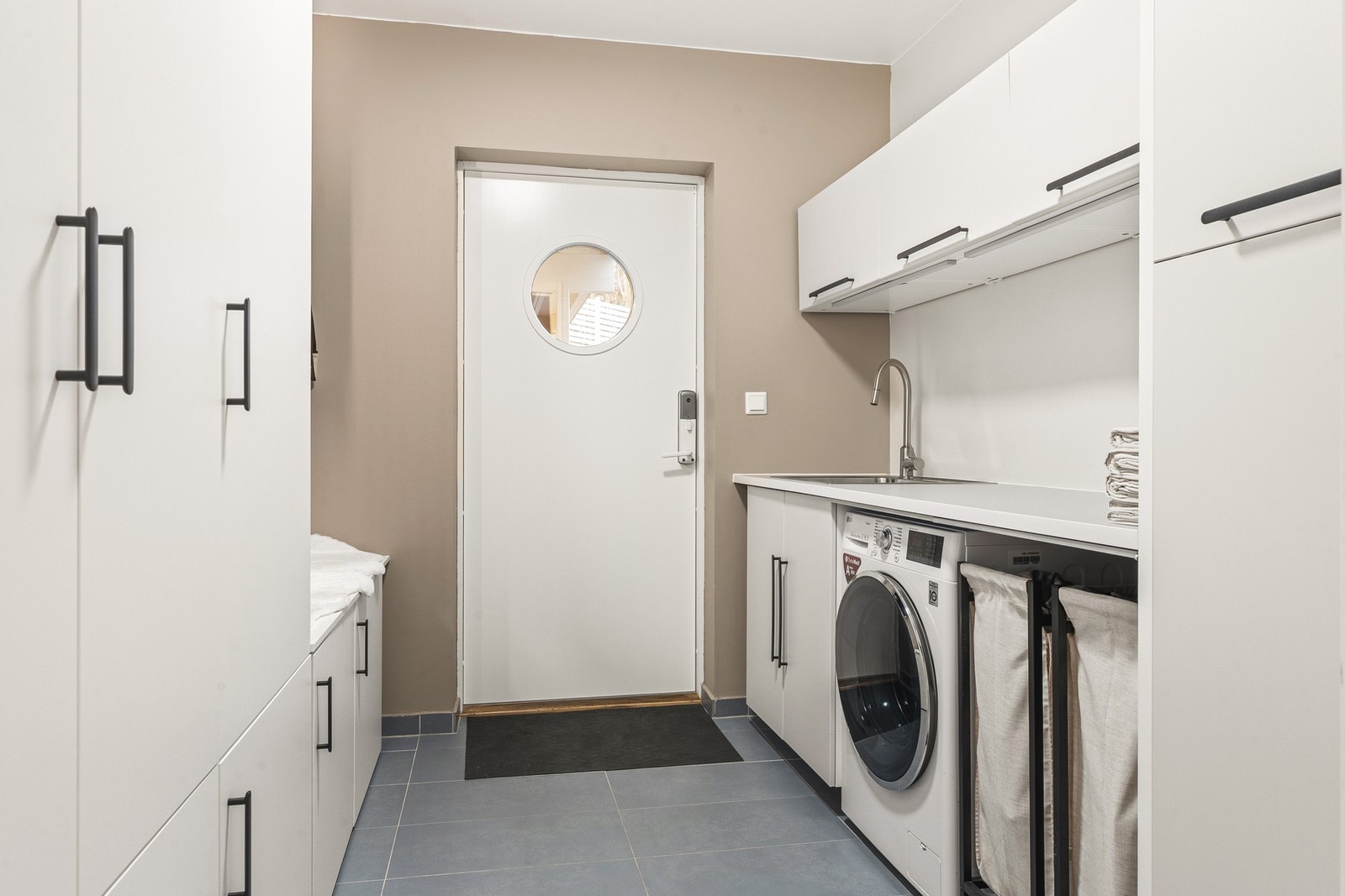 I underetasjen finner vi vaskerommet med direkte inngang fra carport. Galleribilde