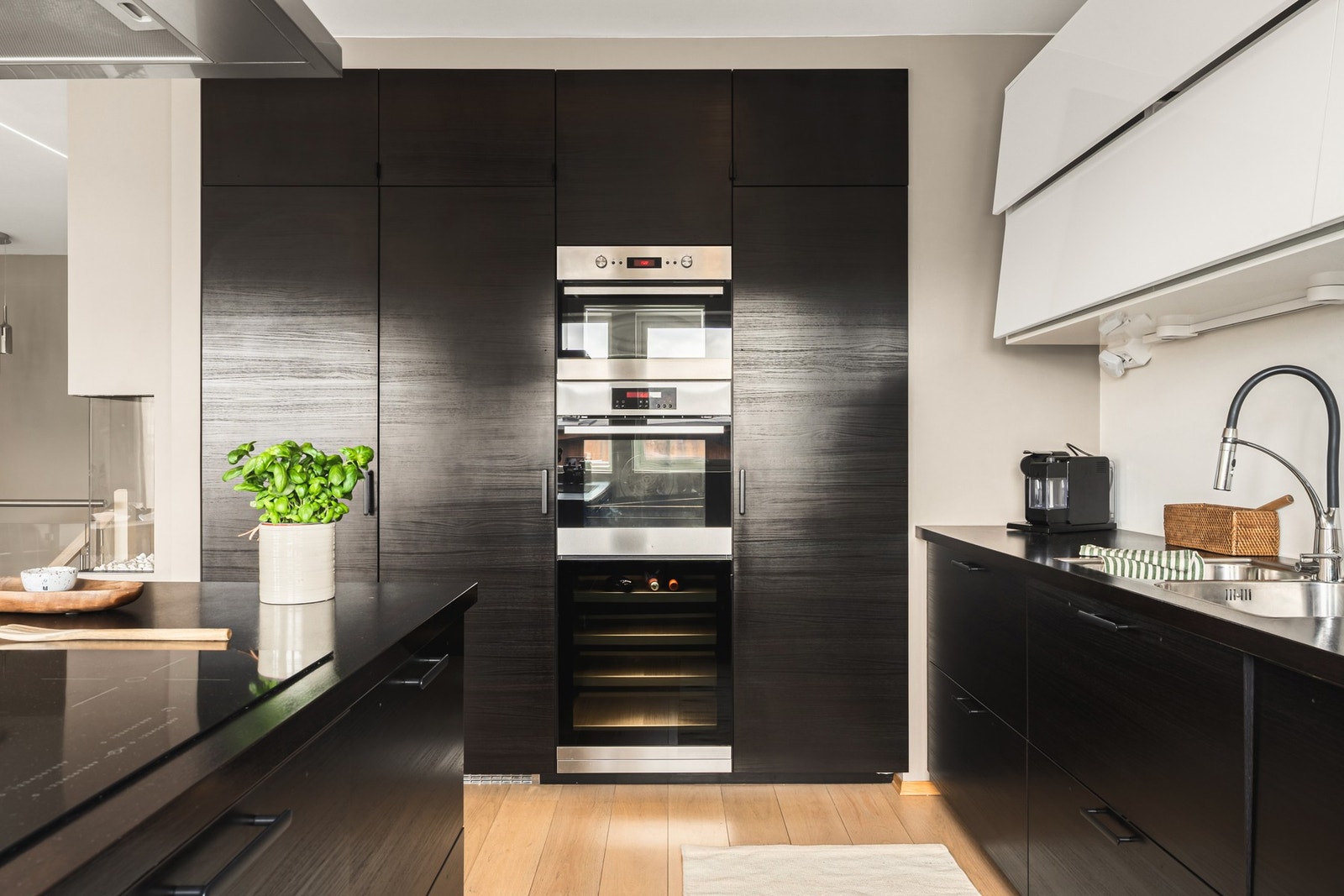 Stekeovn, micro og vinskap. Alle hvitevarer medfølger i handelen. Galleribilde