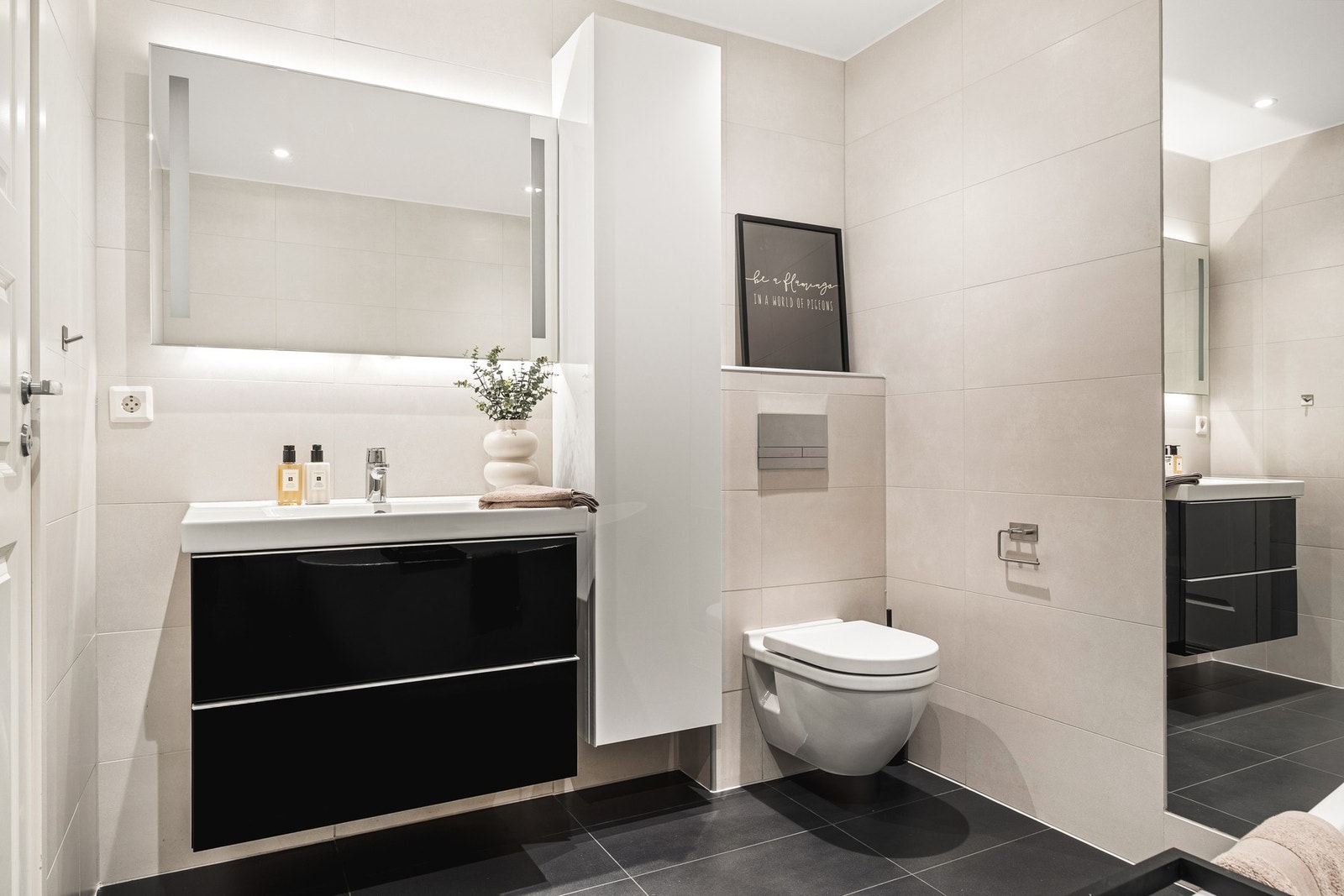 God oppbevaringsplass i baderomsinnredning. Galleribilde