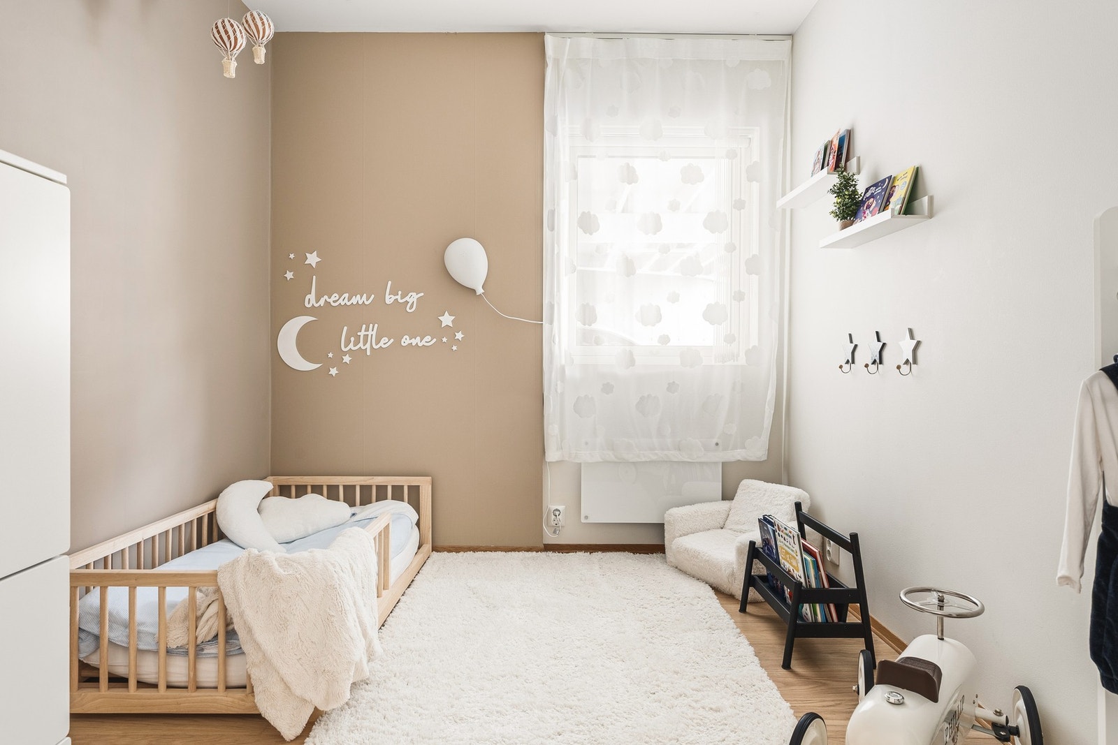 Det andre soverommet i underetasjen måler 7 kvm. Galleribilde