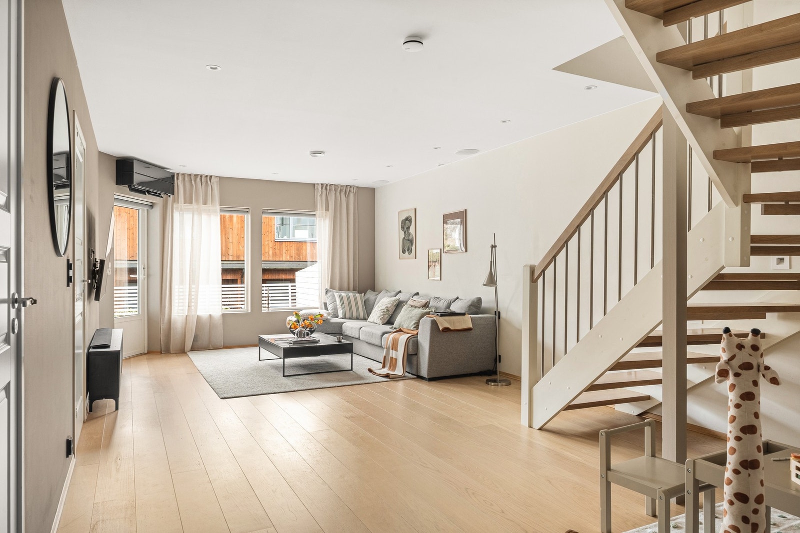 Rommet måler hele 33,6 kvm og har god plass til å innrede i soner eller en stor sofakrok! Galleribilde