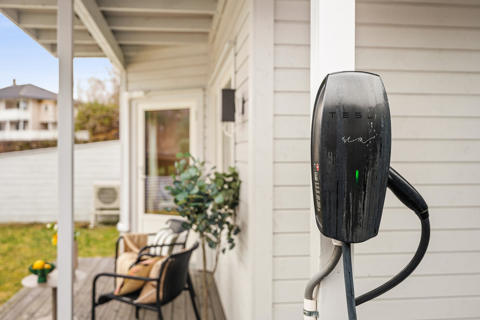 Elbil-lader medfølger handelen. Galleribilde