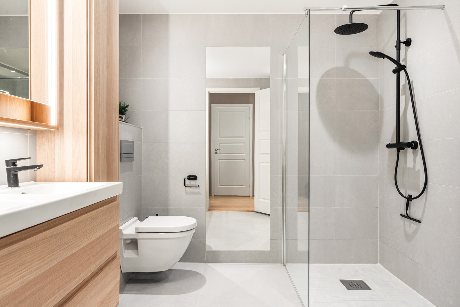 Badet i underetasjen er også helfliset og har innfelte downlights i himling. Badet i denne etasjen er utstyrt med dusj. Galleribilde