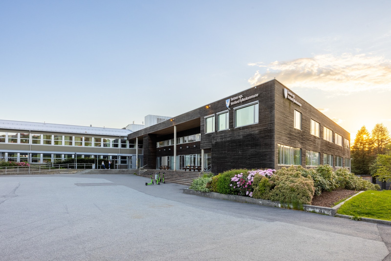 Boligen ligger noen minutters kjøretur unna flere skoler, blant annet Tertnes VGS. Galleribilde