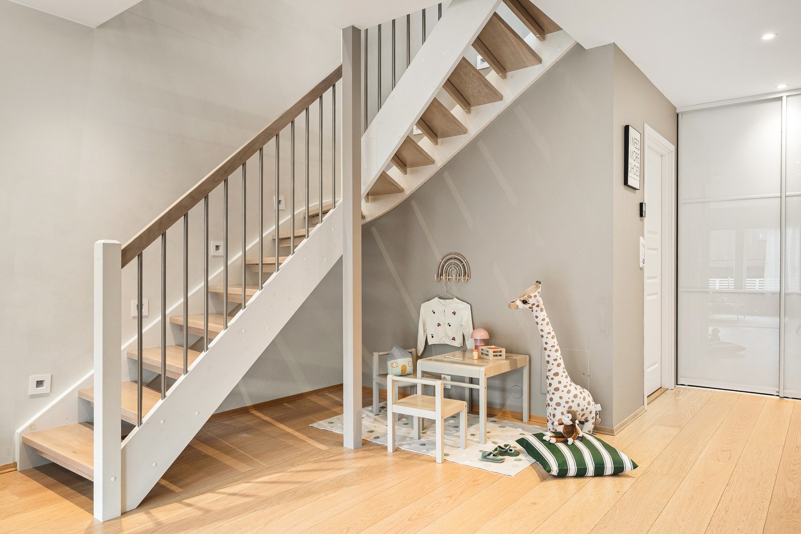 Det er bevegelsessensor for lysene i trappen. Galleribilde