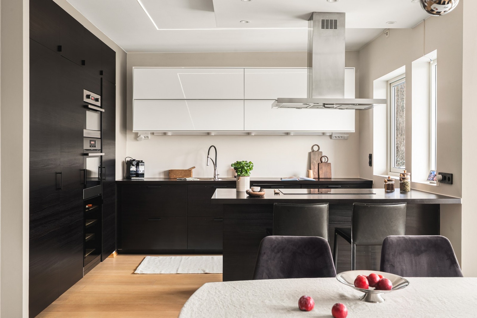 Kjøkkenet ligger i åpen løsning med stuen og er innredet med tidløs innredning med slette fronter og benkeplate i laminat. Galleribilde