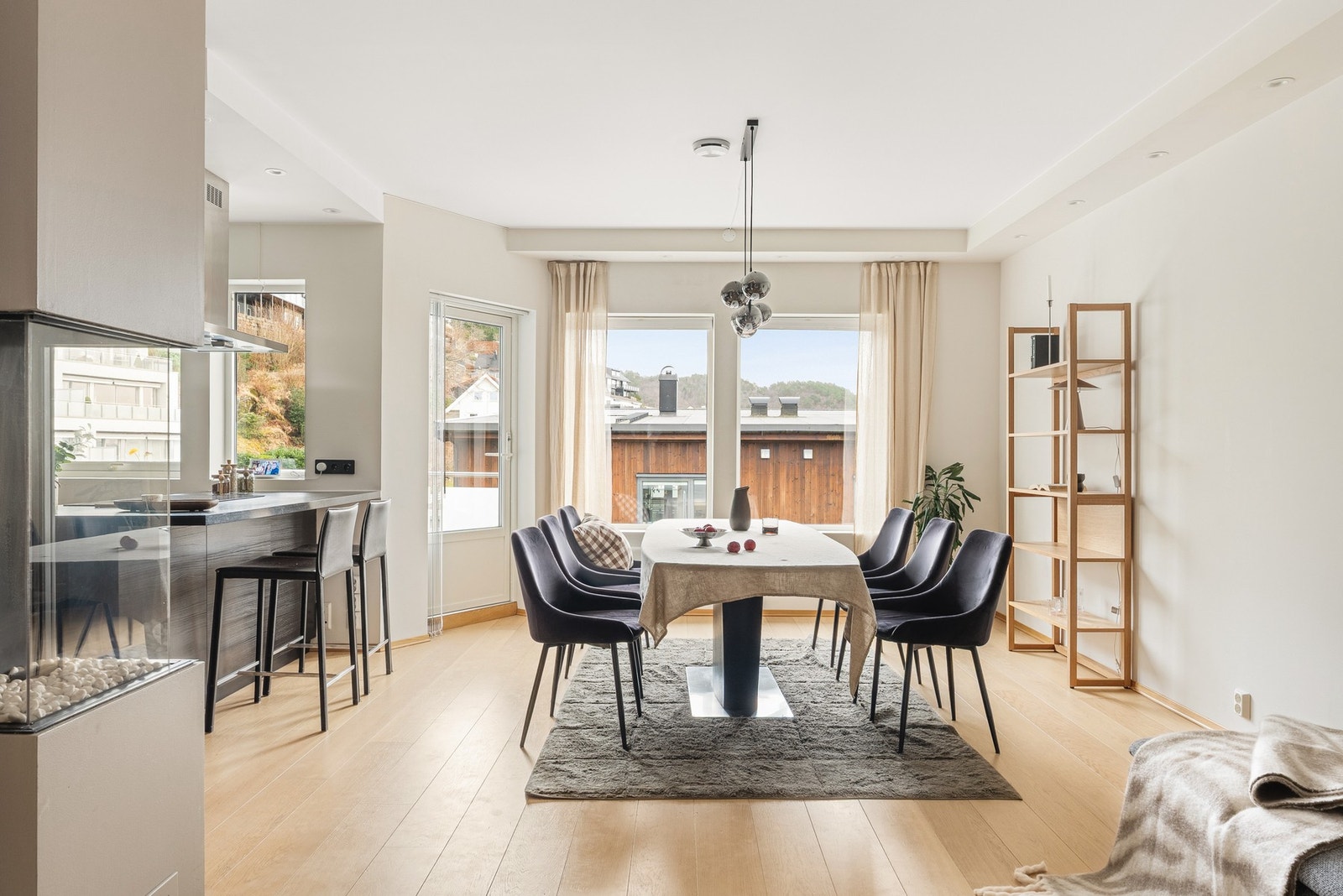 Vi beveger oss videre inn til den lyse og romslige spisestuen med åpen kjøkkenløsning, som totalt måler 43 kvm. Galleribilde