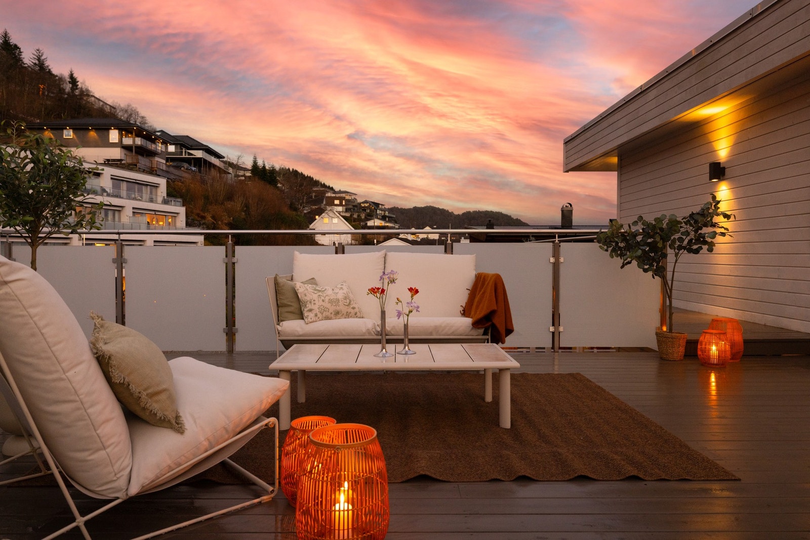 Denne delen av terrassen har sol fra ca. kl. 13-20 midtsommers. Galleribilde