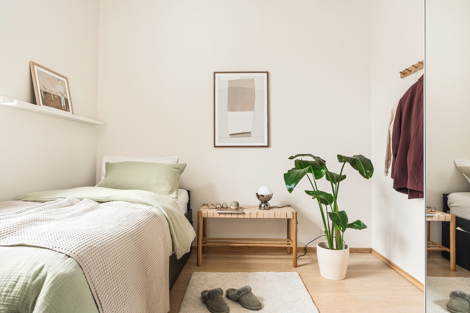 Soverommet i 1. etasje måler 6,4 kvm og har god plass til seng av ønsket størrelse og garderobeløsning. Galleribilde