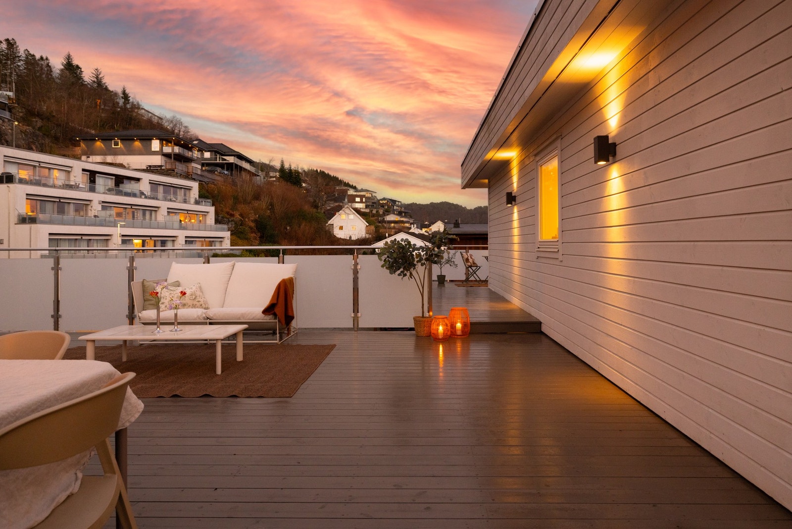 Ta med middagen ut på en fantastisk terrasse på til sammen 75 kvm. Galleribilde