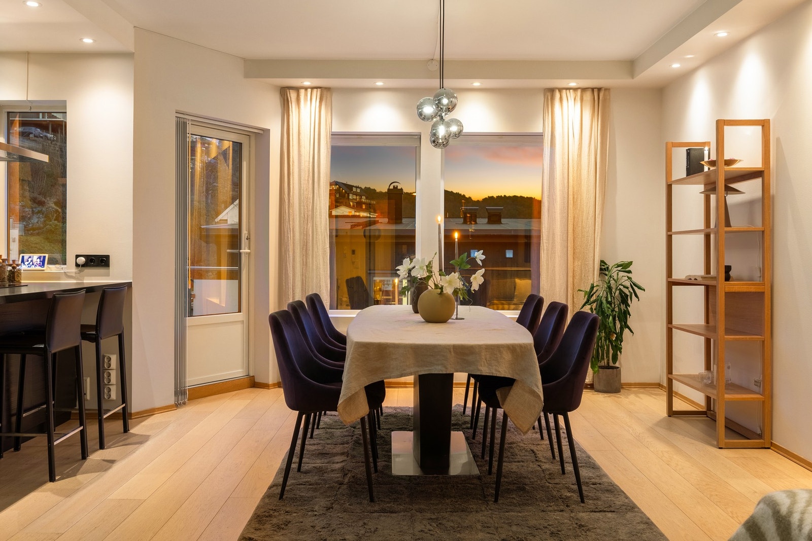 Fra stuen er det utgang til terrassen som nyter godt av den hyggelige kveldssolen. Galleribilde