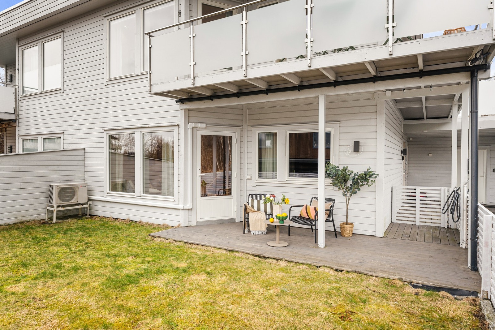 Perfekt med utgang til hageflekk fra underetasjen Galleribilde