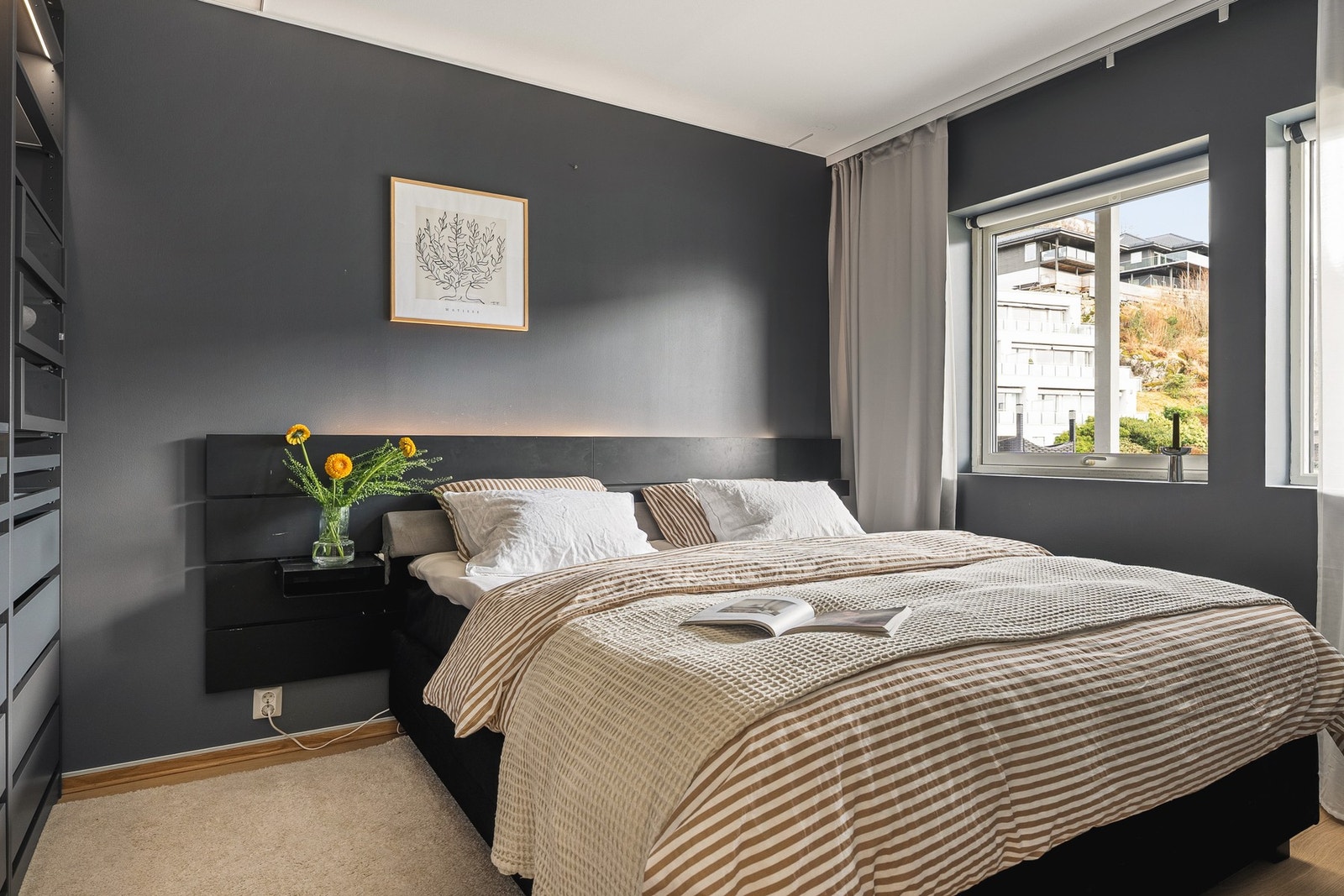 Et lunt og hyggelig soverom på 10,5 kvm med god plass til ønsket møblering. Galleribilde