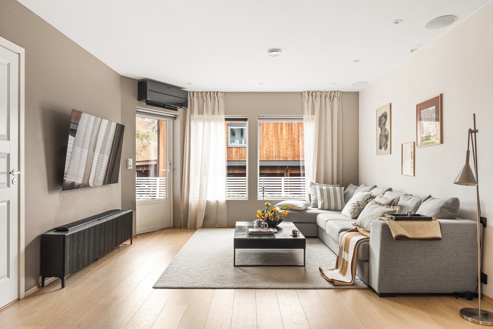 Store vindusflater og utgang til terrasse på 20 kvm og hageflekken din! Galleribilde