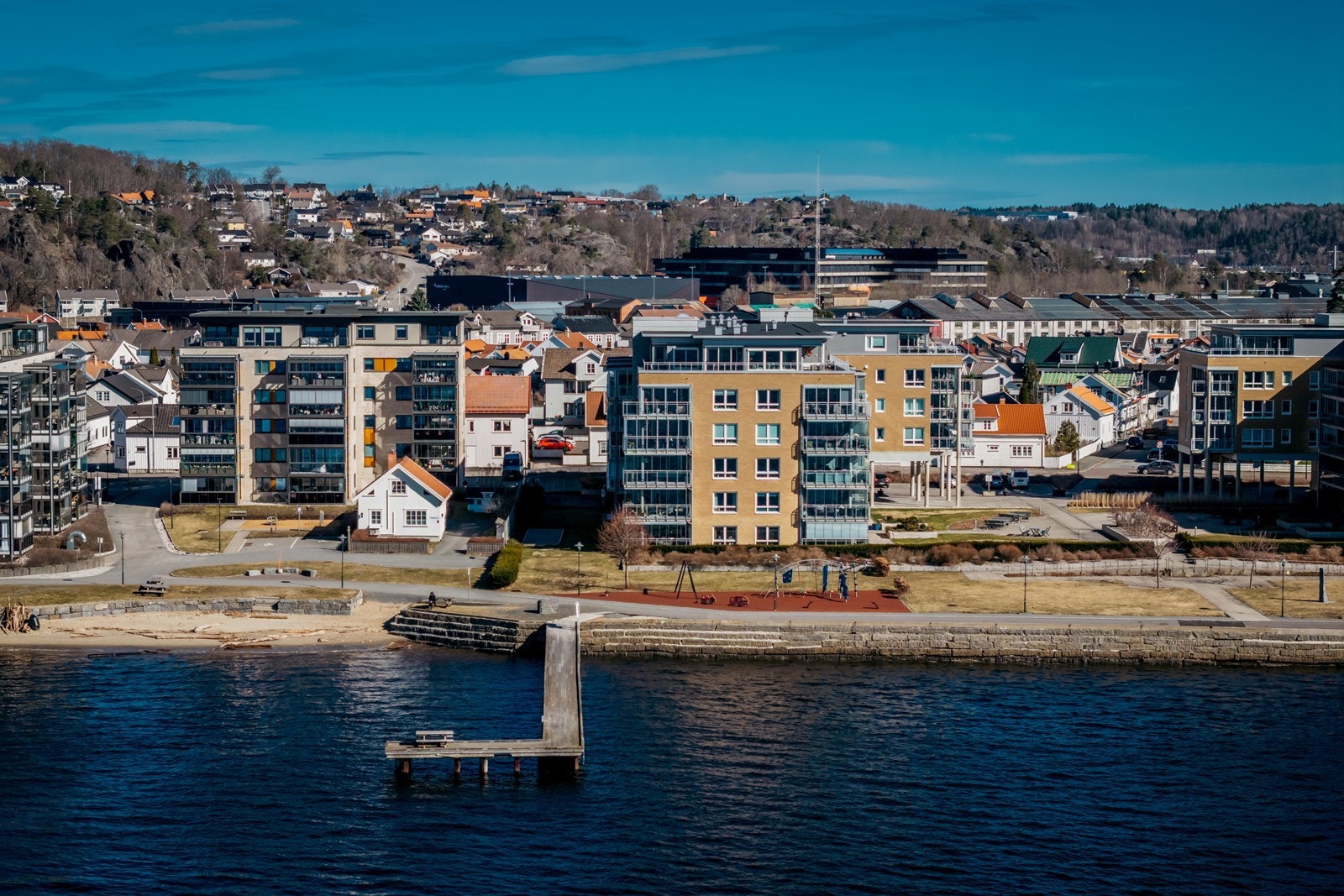 Meget attraktivt beliggende på Marius Brygge med Strandpromenaden og flotte bademuligheter like nedenfor leilighetsbygget. Galleribilde