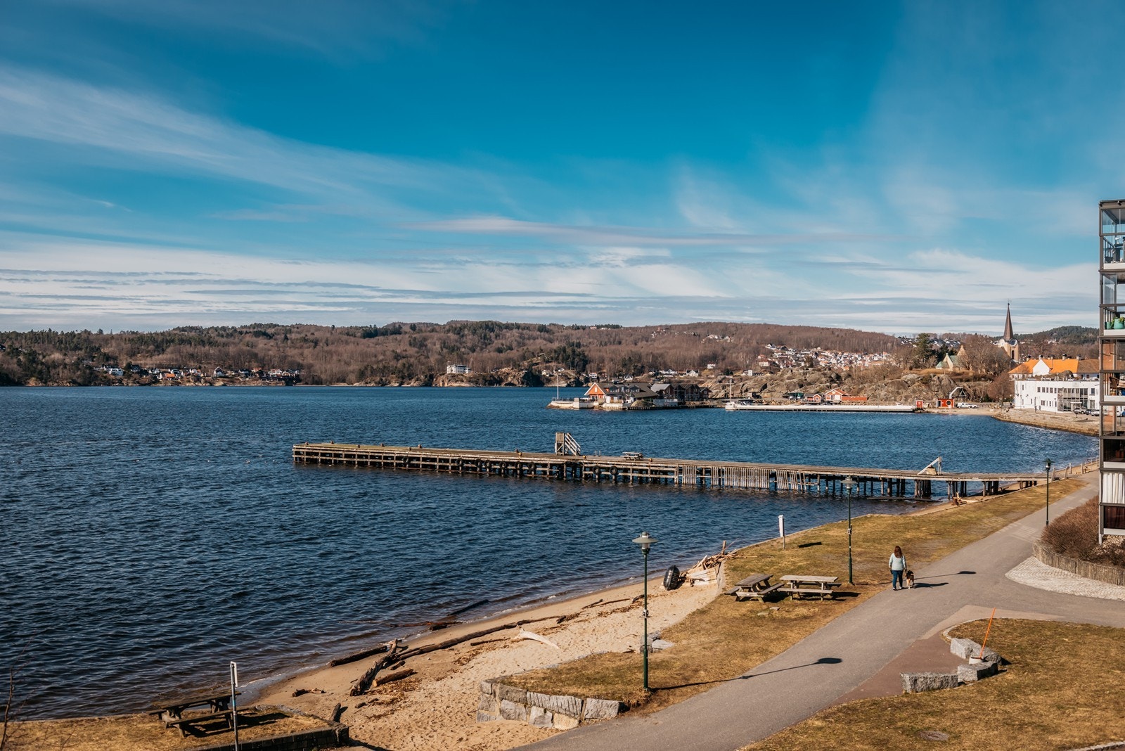 Strandpromenaden like nedenfor leilighetsbygget. Galleribilde