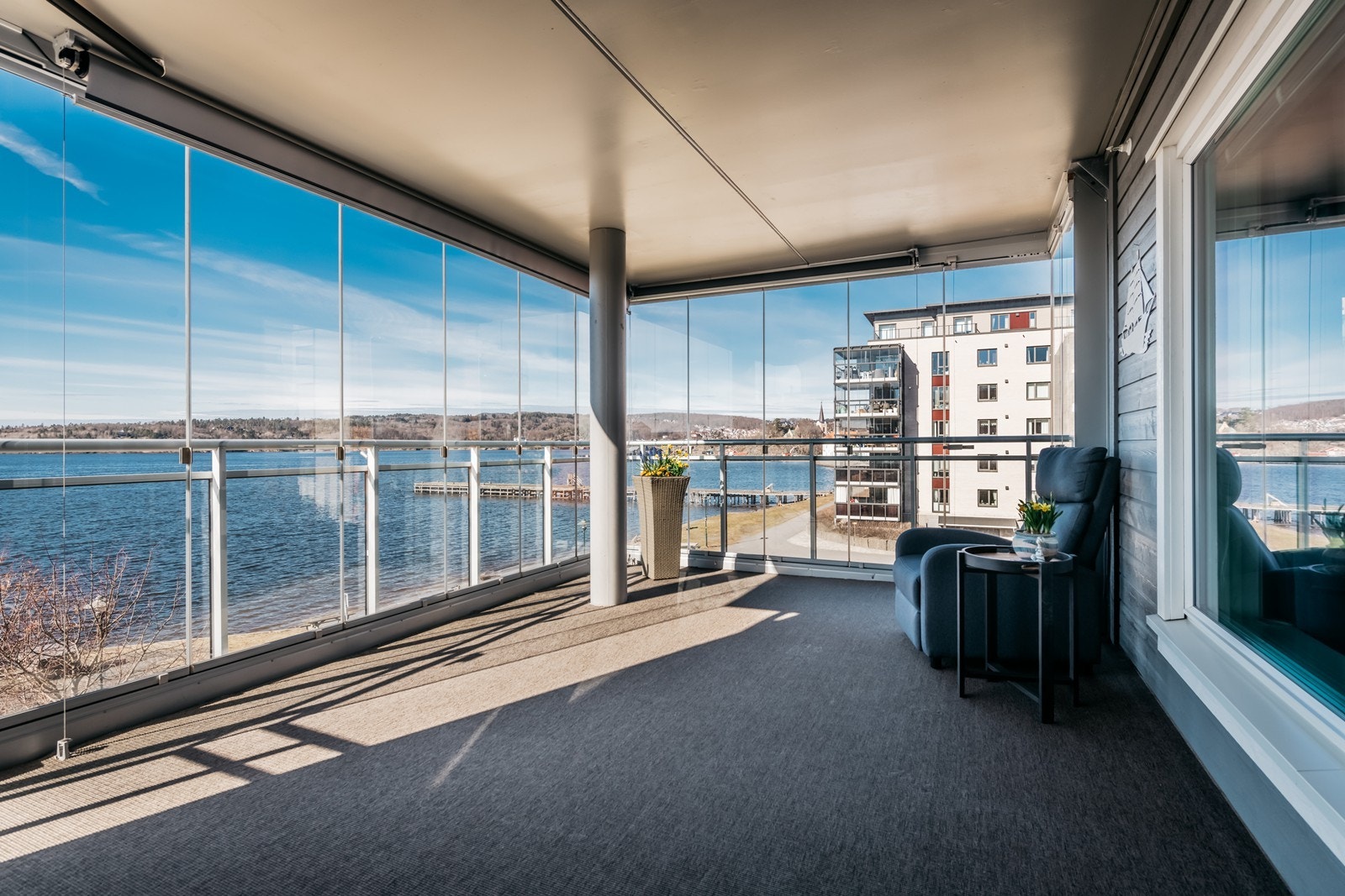 Velkommen til Strandgata 38 på Marius Brygge! Romslig og lekker frontleilighet i vannkanten med praktfull utsikt rett ut Larviksfjorden. Galleribilde