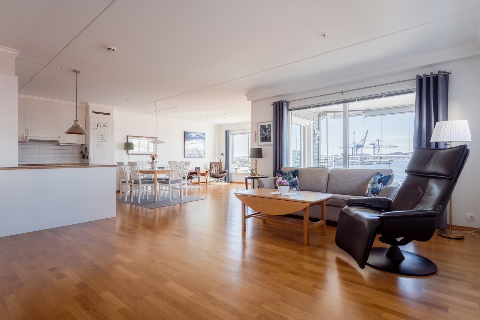 Stor stue med mye naturlig lys og praktfull fjordutsikt. Galleribilde